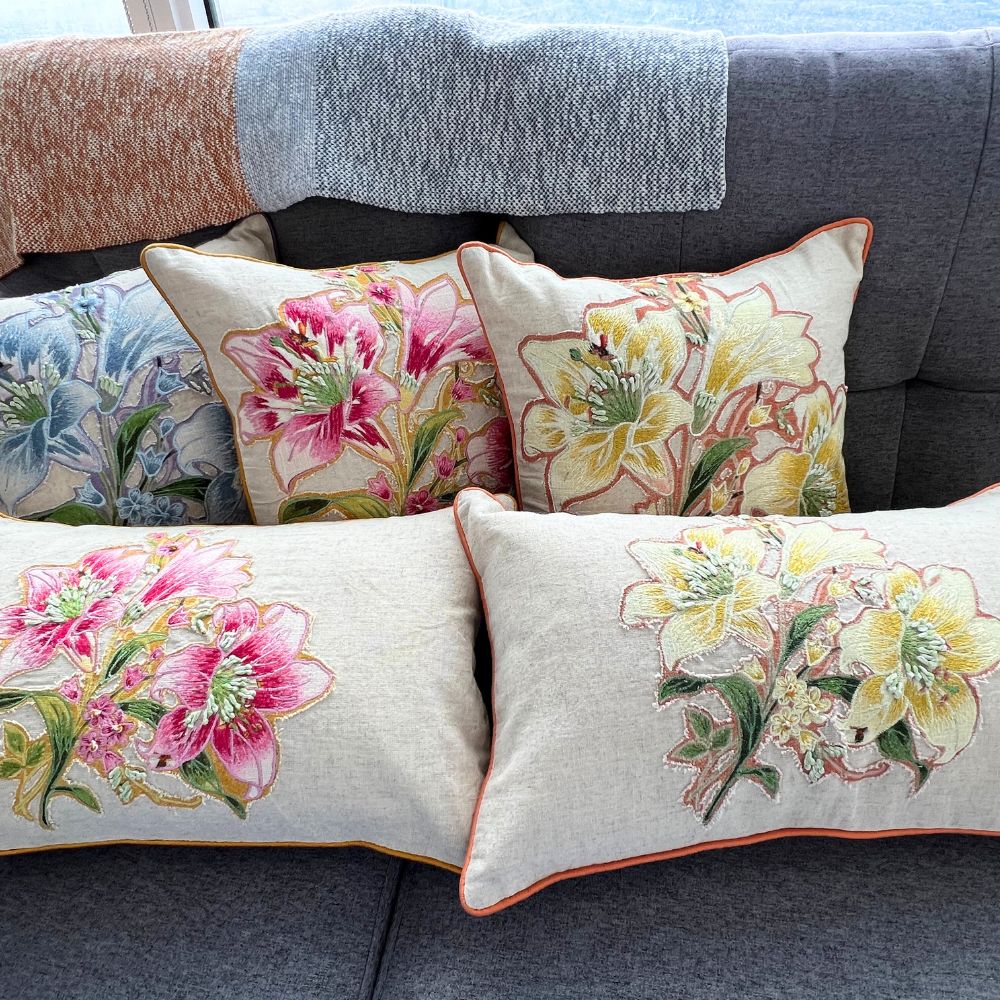 16x16インチ 刺繍花柄スクエアピローカバー – 綿製前面、紙シルク製背面