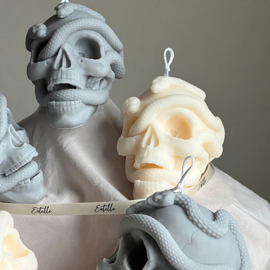 Totenkopfkerze mit Schlangen: Gruselige Halloween Sojawachs-Dekoration