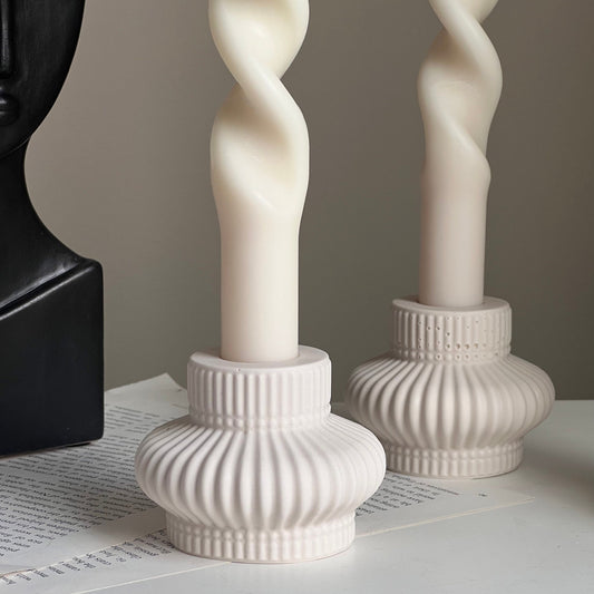 Gerippter Jesmonite Kerzenständer: Minimalistische Tischdeko