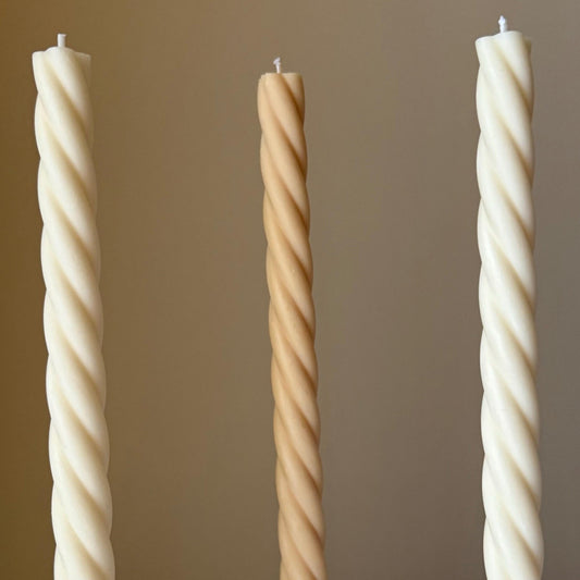 Handgefertigte spiralförmige Spitzkerze: Dekorative Sojawachskerze