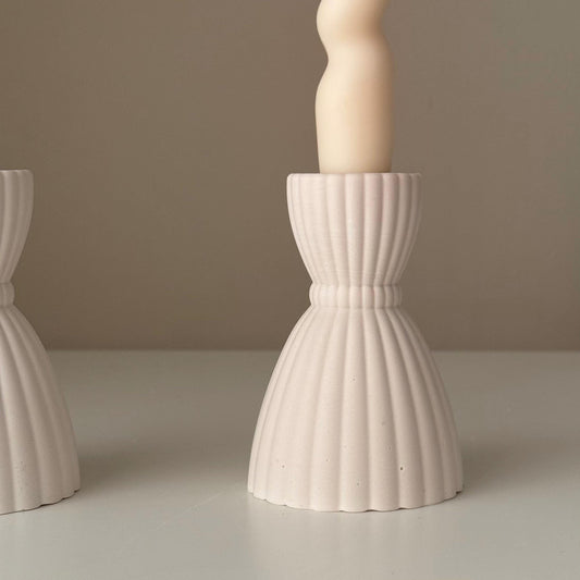 Kerzenständer im Hochzeitskleid-Look: Tischdeko aus Jesmonite