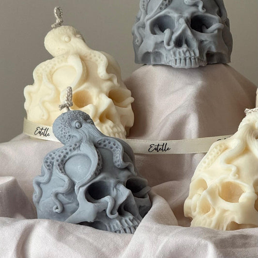 Totenkopfkerze mit Krake: Gruselige Halloween Sojawachs Dekoration