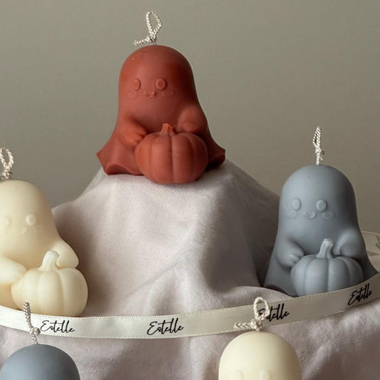 Halloween-Geist mit Kürbiskerze: Handgemachtes Sojawachs-Herbstgeschenk