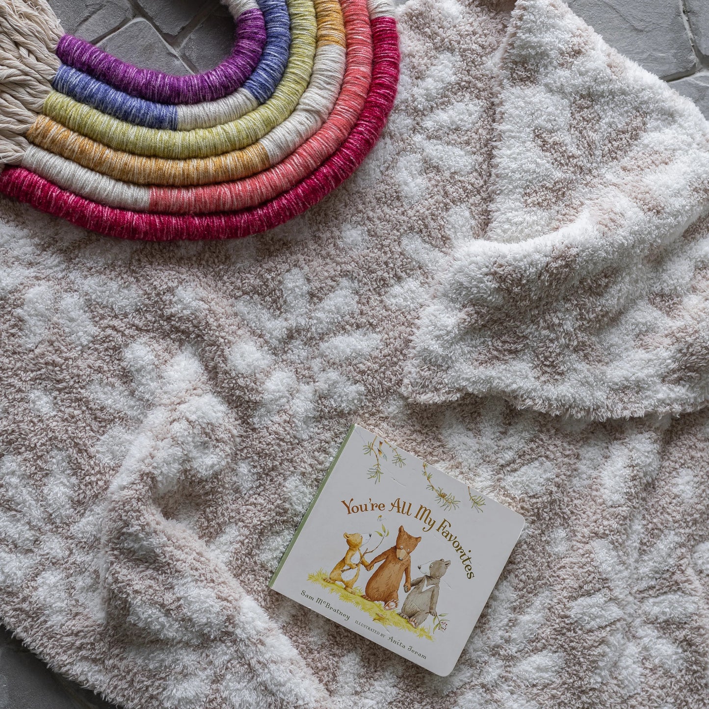 Errötende Beige und weiße Gänseblümchen-Druck Kleinkind-Decke