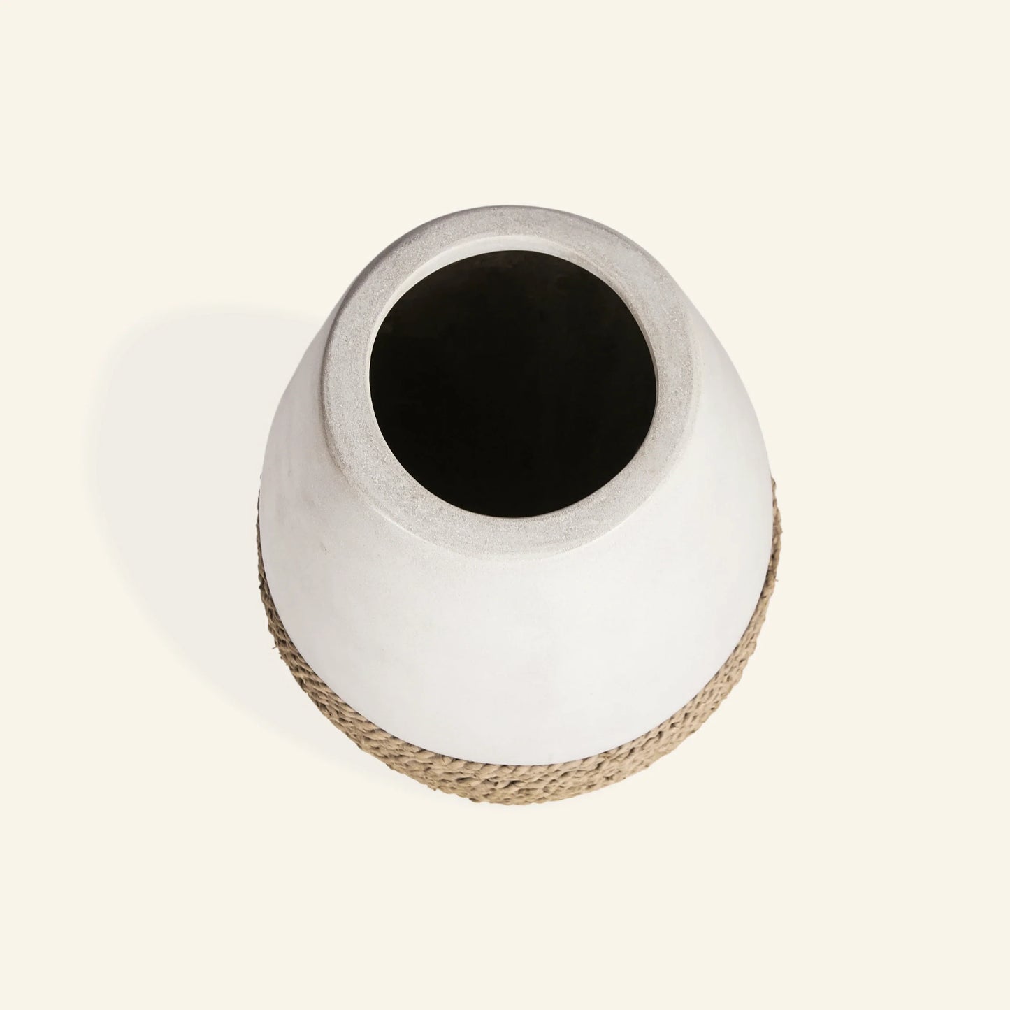 Große dekorative Vase aus Zement und Seegras
