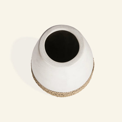 Große dekorative Vase aus Zement und Seegras