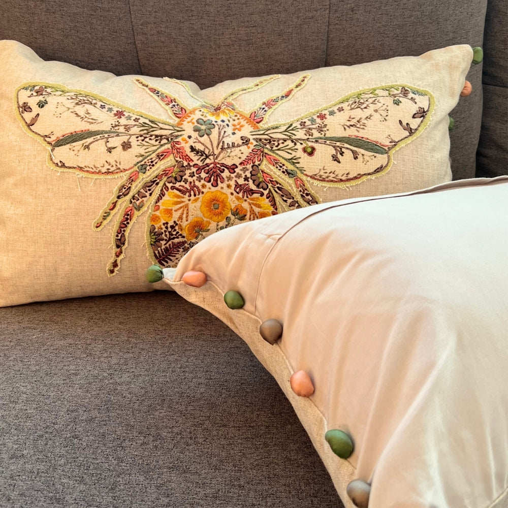 Bestickter Hummel-Leinen-Lendenkissenbezug – Boho-Bauernhaus-Dekokissen mit Pompons