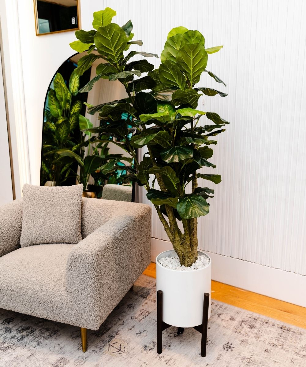 Rica – Mid-Century Modern Pflanzenständer mit weißem Übertopf (verschiedene Größen)