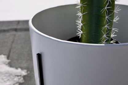 Noe – Weißer Mid-Century-Pflanztopf mit schwarzem Metallständer