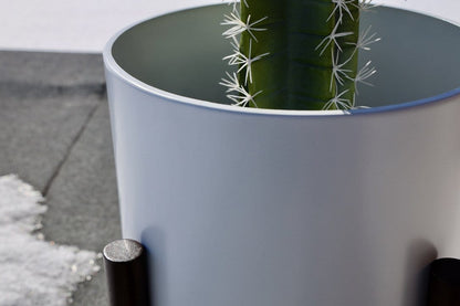 Rica – Mid-Century Modern Pflanzenständer mit weißem Übertopf (verschiedene Größen)