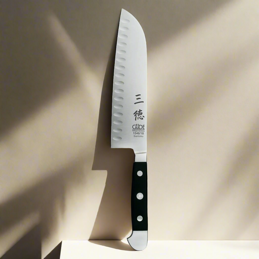 Alpha Santoku-Messer mit Kullenschliff – 17,8 cm