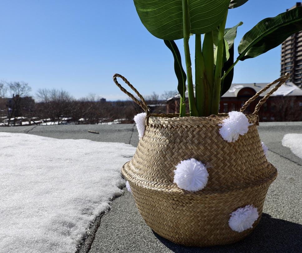 Bomba – Seegras-Korb mit weißen Pompoms