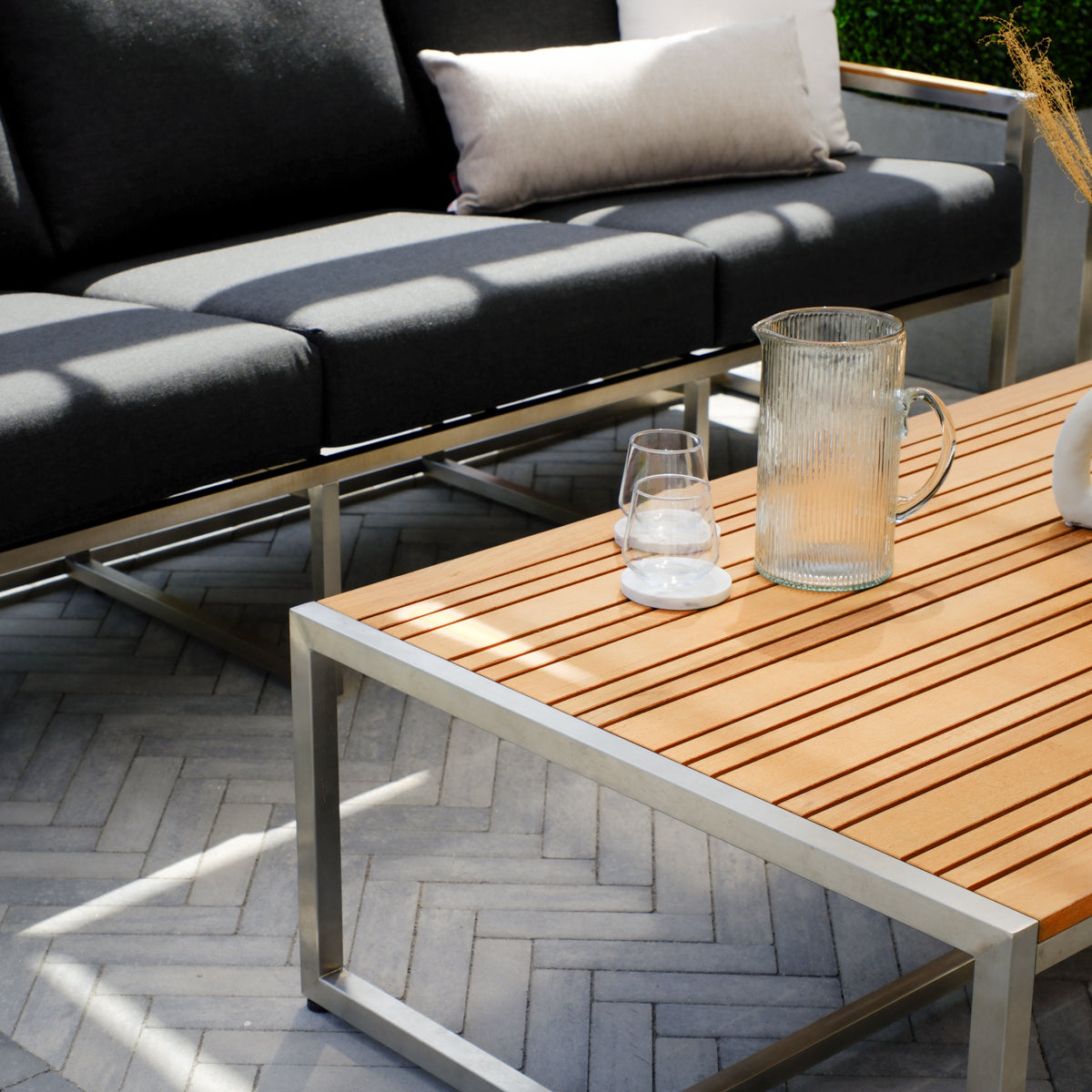 Acacia Conversational Set mit Sunbrella®-Kissen