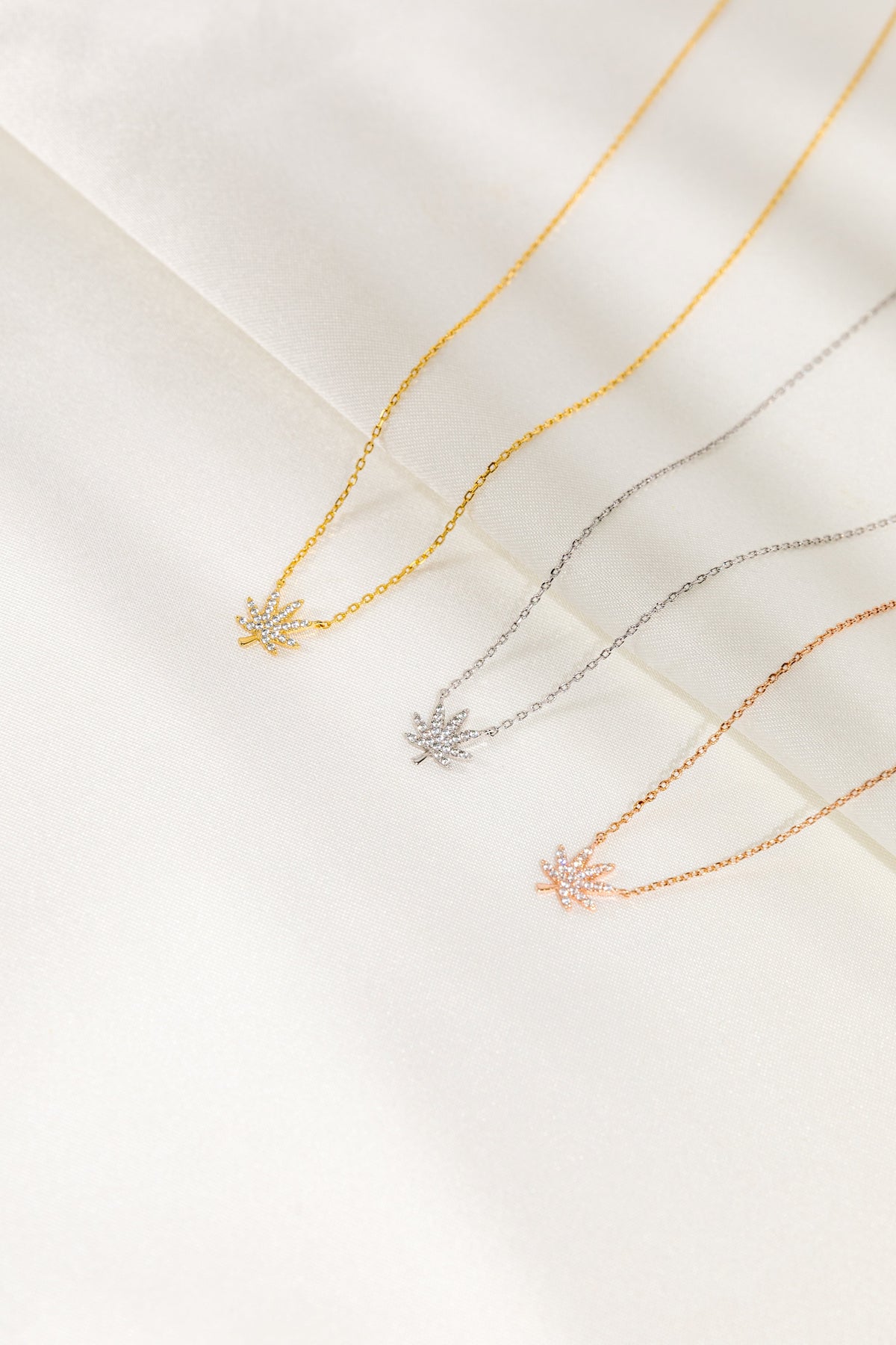 SILVER CANNABIS LEAF NECKLACE