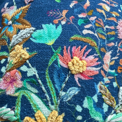 16x16" Blauer bestickter Kissenbezug mit Blumenmuster – Mehrfarbige Borte, Rückseite aus Papiertseid