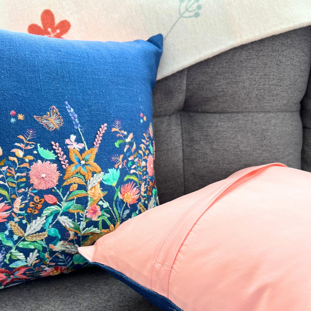 16x16" Blauer bestickter Kissenbezug mit Blumenmuster – Mehrfarbige Borte, Rückseite aus Papiertseid