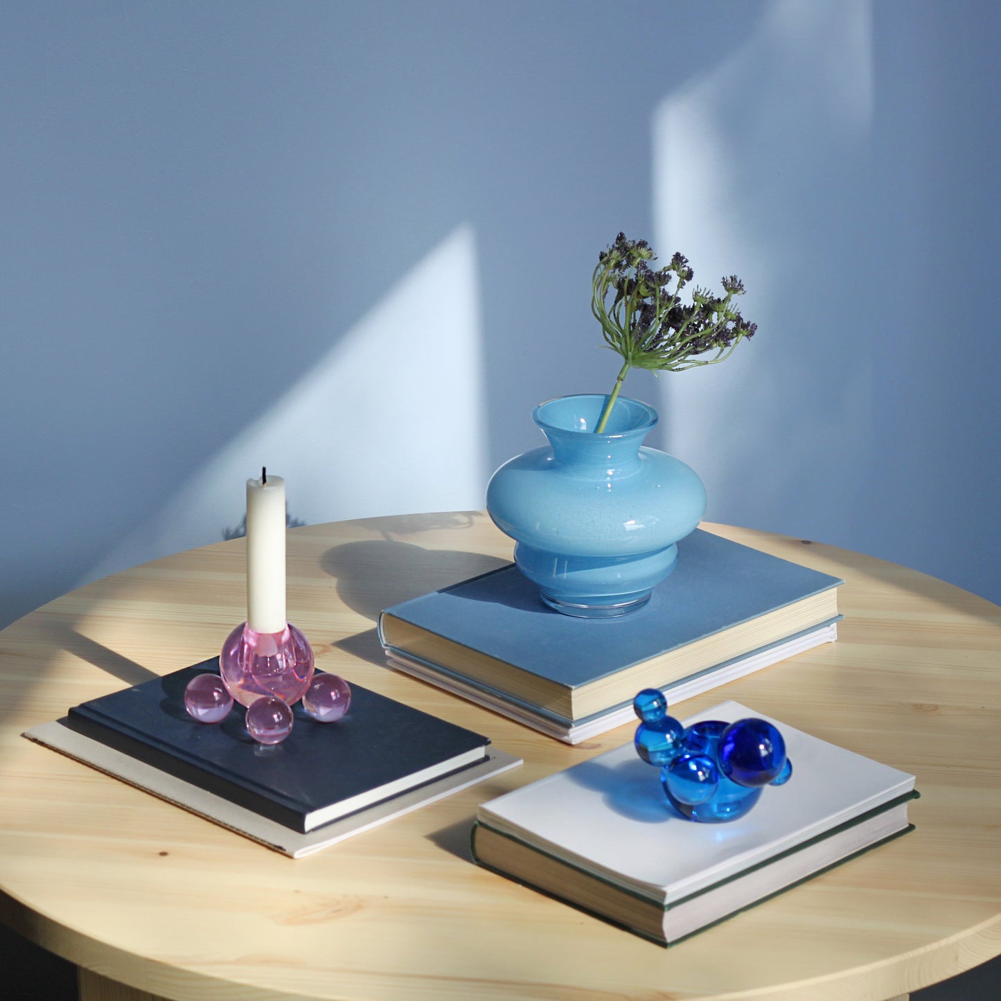Geschwungene Mini-Glasvase – mundgeblasenes hellblaues Design