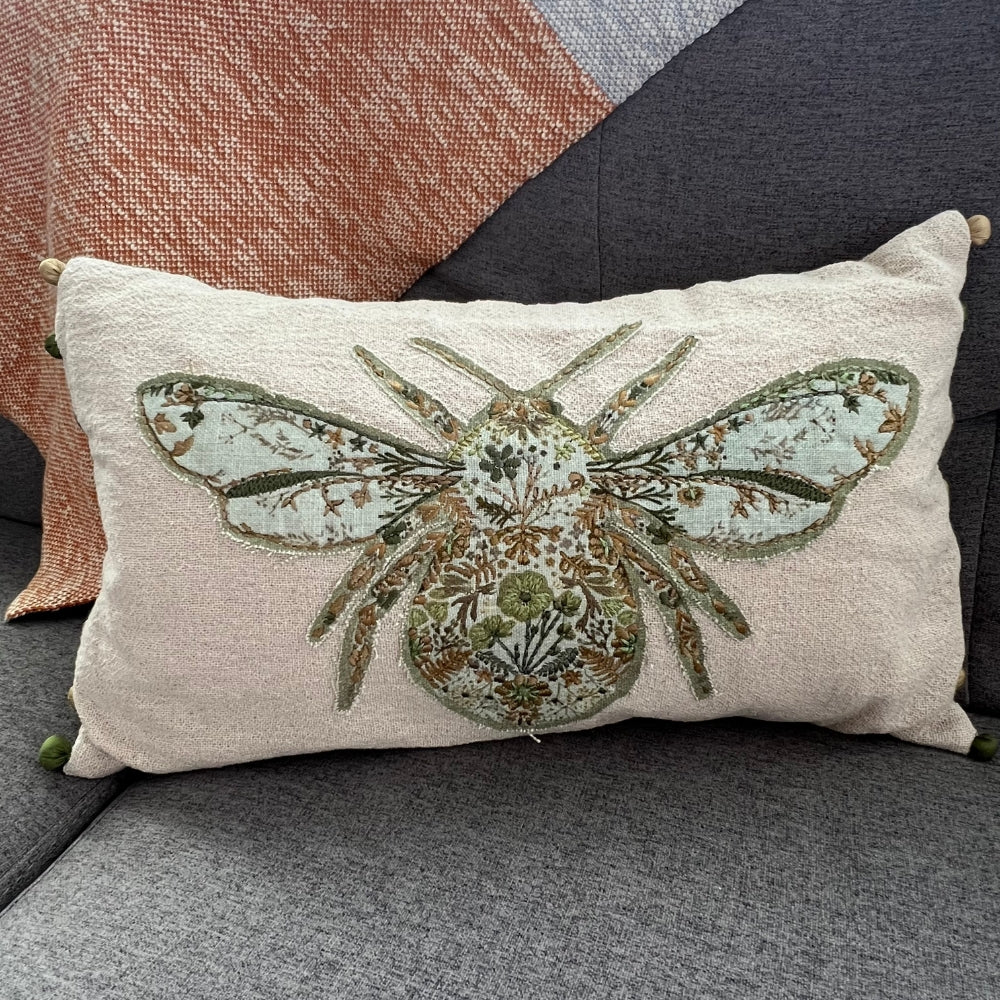 Bestickter Hummel-Leinen-Lendenkissenbezug – Boho-Bauernhaus-Dekokissen mit Pompons