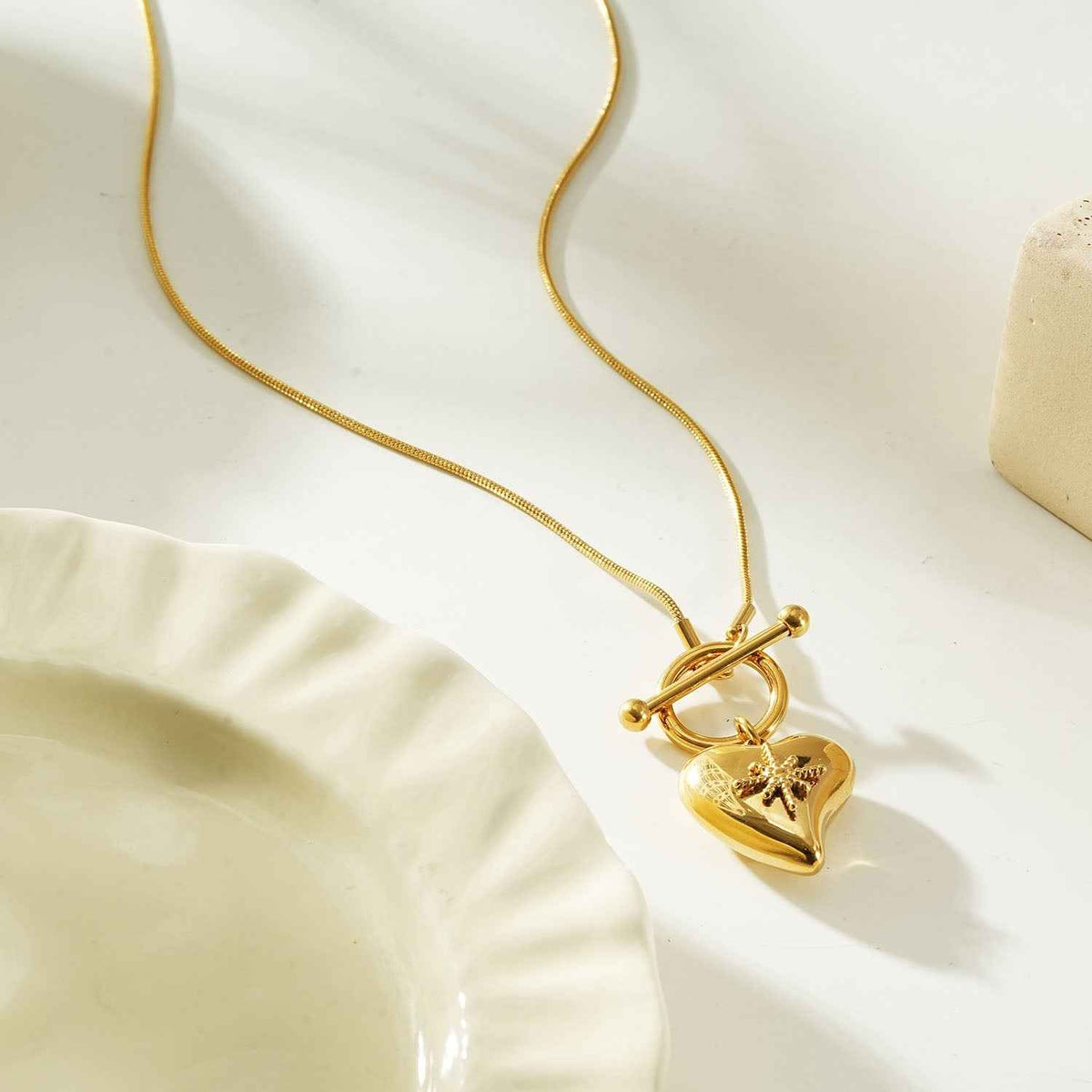 WANNI Gold: Radiant Heart Toggle Pendant Necklace – Contemporary Gold Heart Charm Statement Necklace