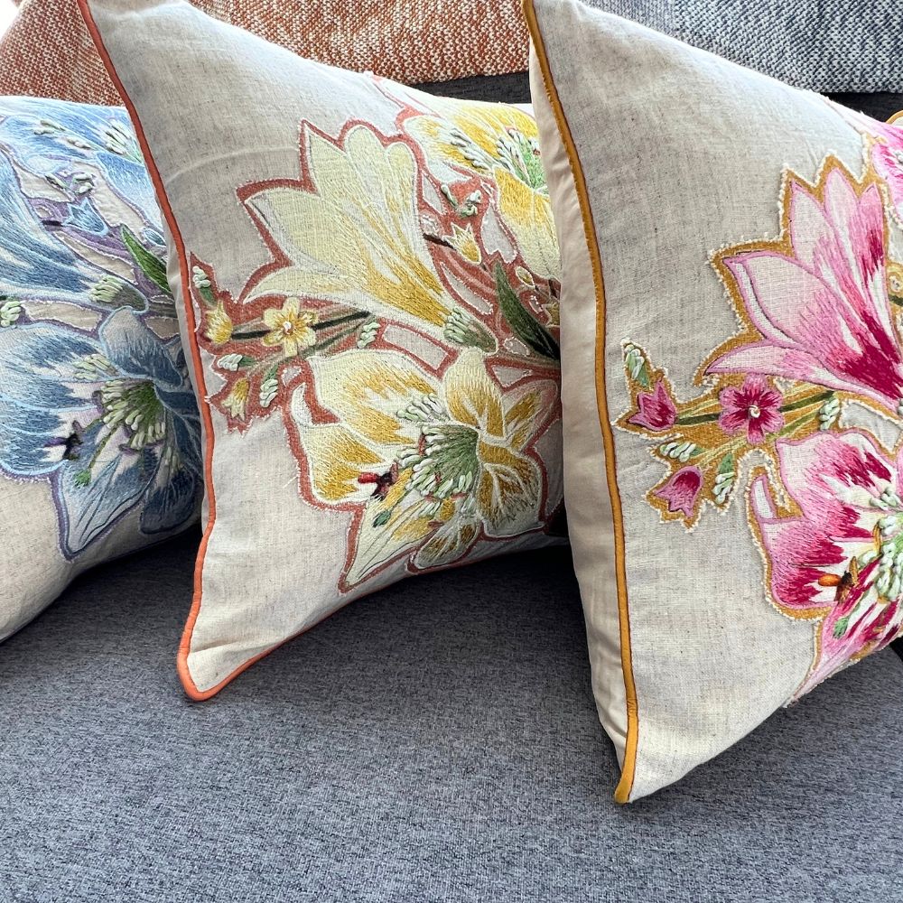 16x16インチ 刺繍花柄スクエアピローカバー – 綿製前面、紙シルク製背面