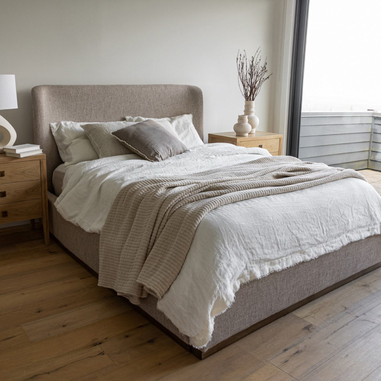 Polsterbett Faye mit geschwungenem Kopfteil – Perfect Taupe