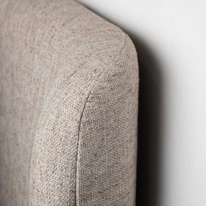 Polsterbett Faye mit geschwungenem Kopfteil – Perfect Taupe