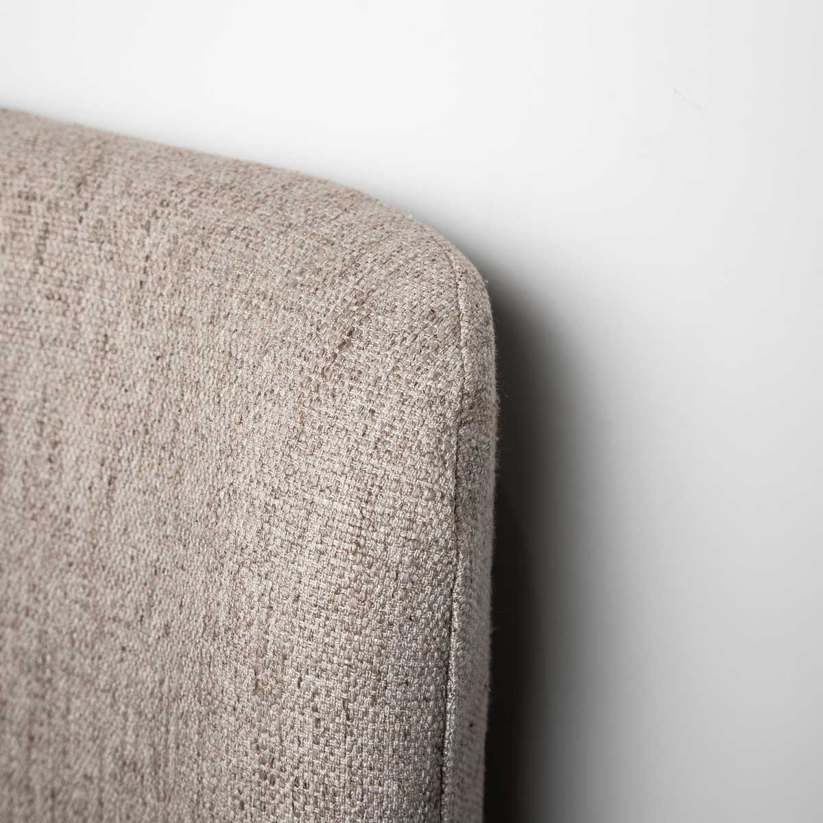 Polsterbett Faye mit geschwungenem Kopfteil – Perfect Taupe