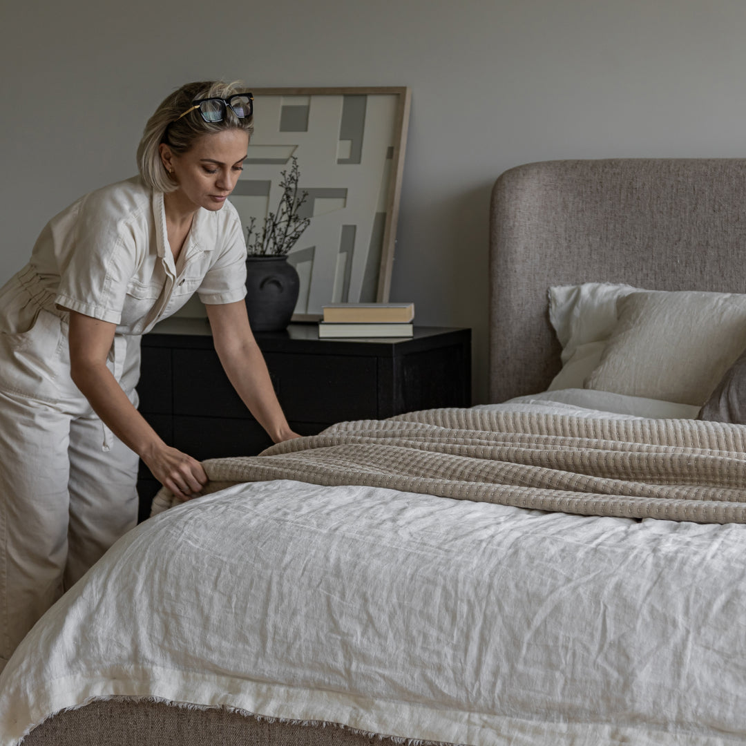 Polsterbett Faye mit geschwungenem Kopfteil – Perfect Taupe