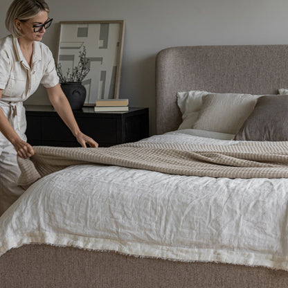 Polsterbett Faye mit geschwungenem Kopfteil – Perfect Taupe
