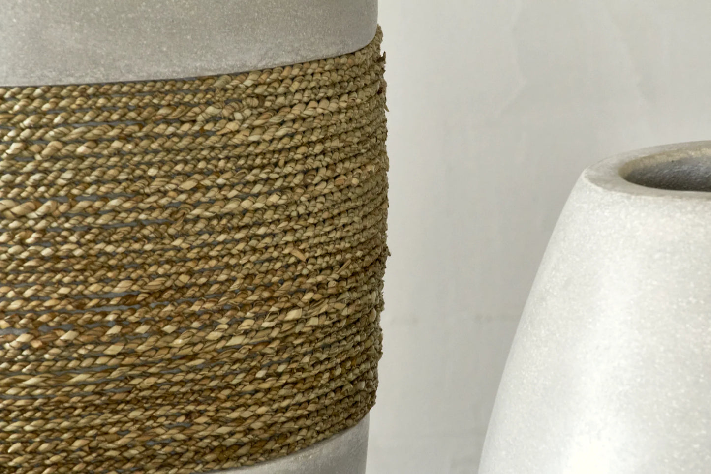 Große dekorative Vase aus Zement und Seegras