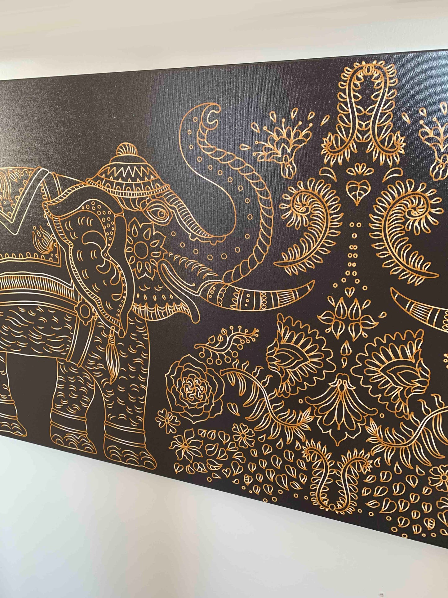Glücksbringer Elefanten mit erhobenem Rüssel - Tierwelt Leinwand - Goldlack
