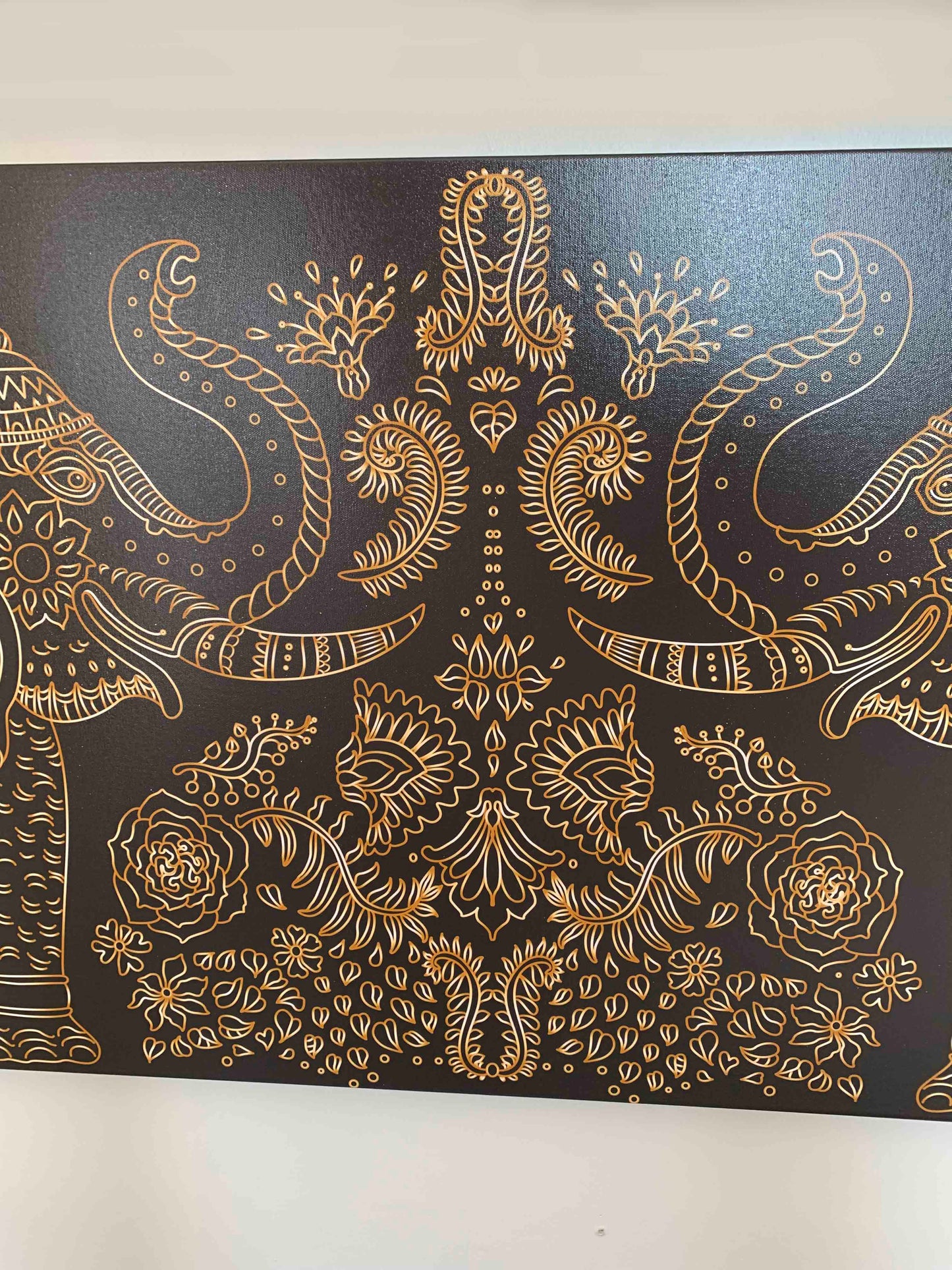 Glücksbringer Elefanten mit erhobenem Rüssel - Tierwelt Leinwand - Goldlack