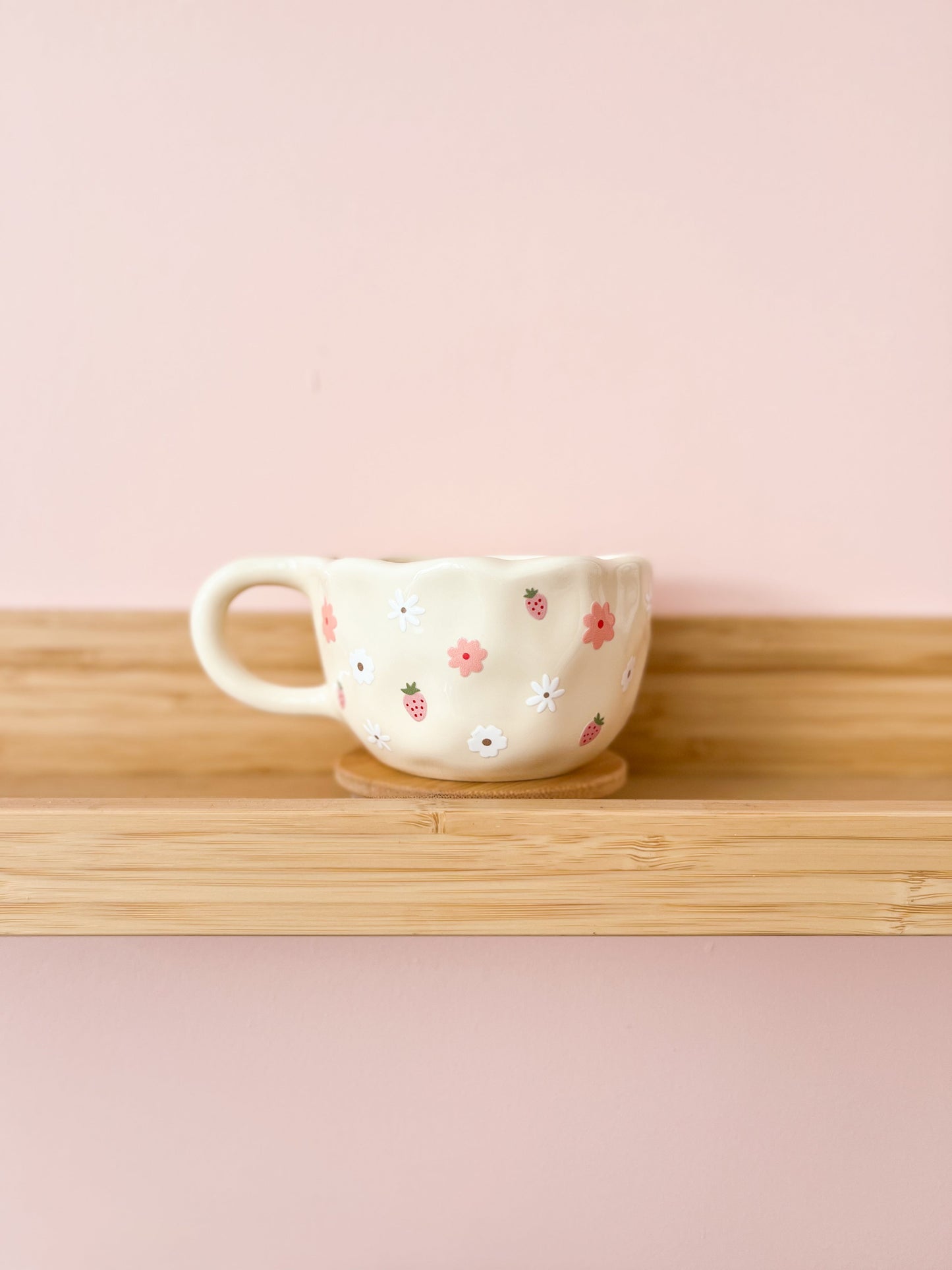 12oz creme-keramiktasse - erdbeeren & rosa blüten