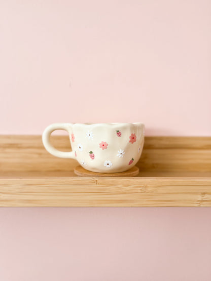 12oz creme-keramiktasse - erdbeeren & rosa blüten
