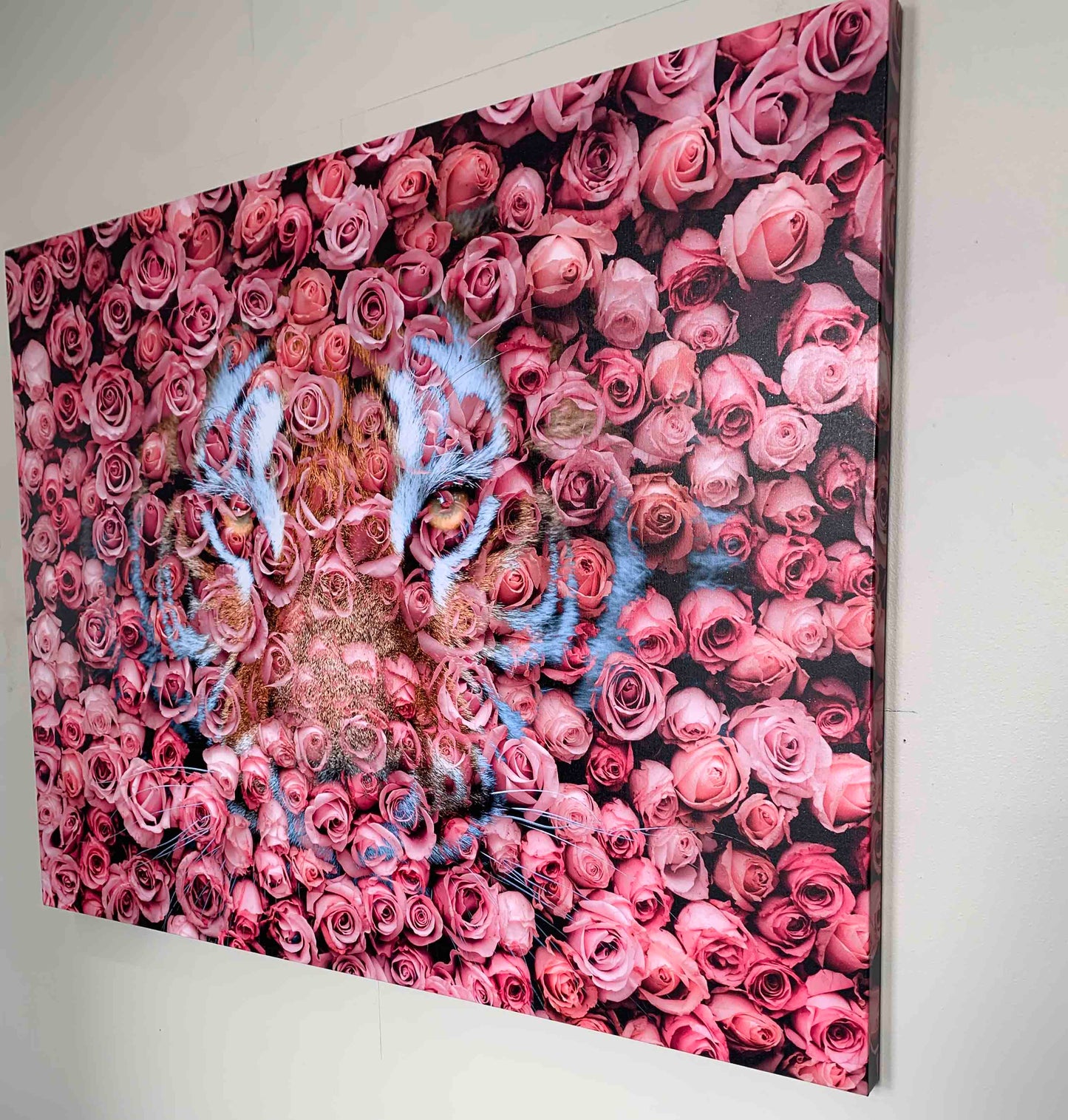Tiger in the Rose-Wildtier Leinwanddrucke- Tierkunst- Goldlack