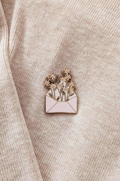 Brief voller Blumen Emaille-Pin