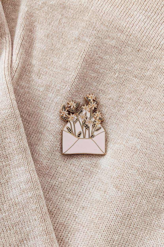 Brief voller Blumen Emaille-Pin