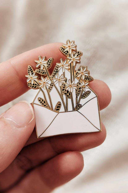 Brief voller Blumen Emaille-Pin