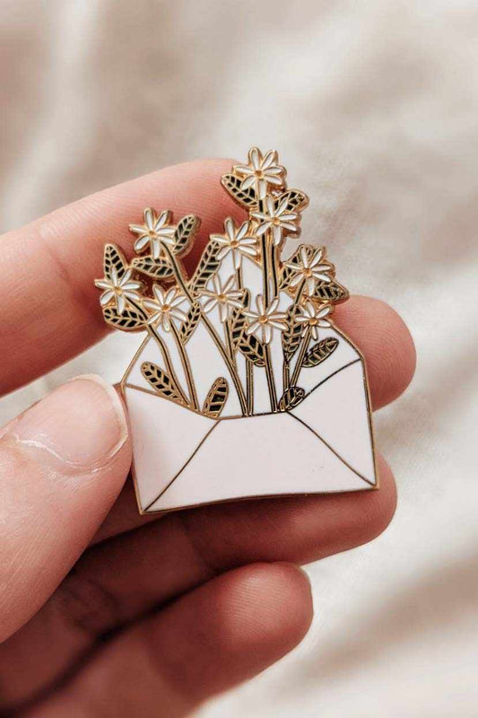 Brief voller Blumen Emaille-Pin