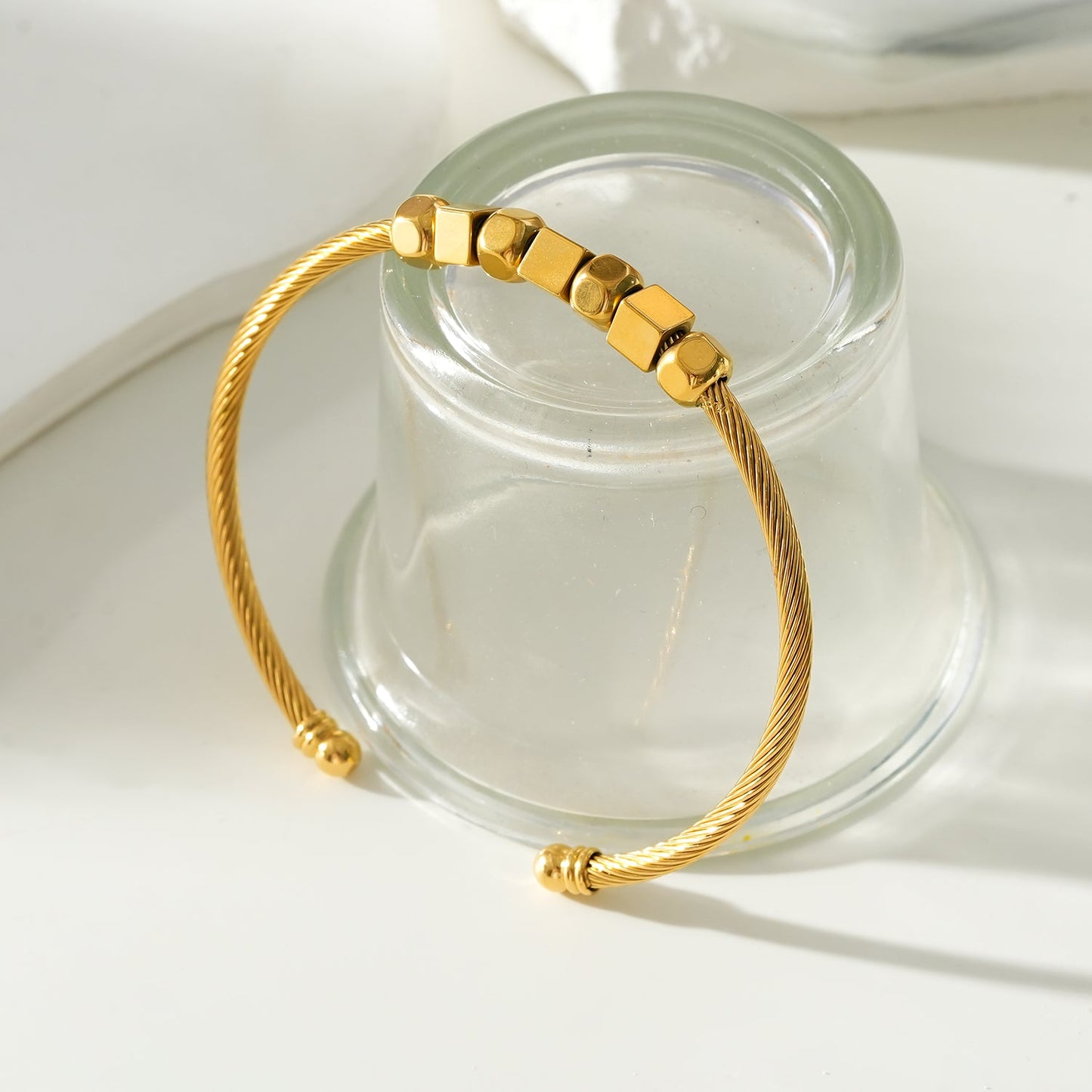 Style MALDONA: Industrial-Chic Bracelet with Round & Square Beads in Gold