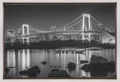 Wandbild Wunderschöne Regenbogenbrücke mit Tokio-Skyline am Abend - monochrom