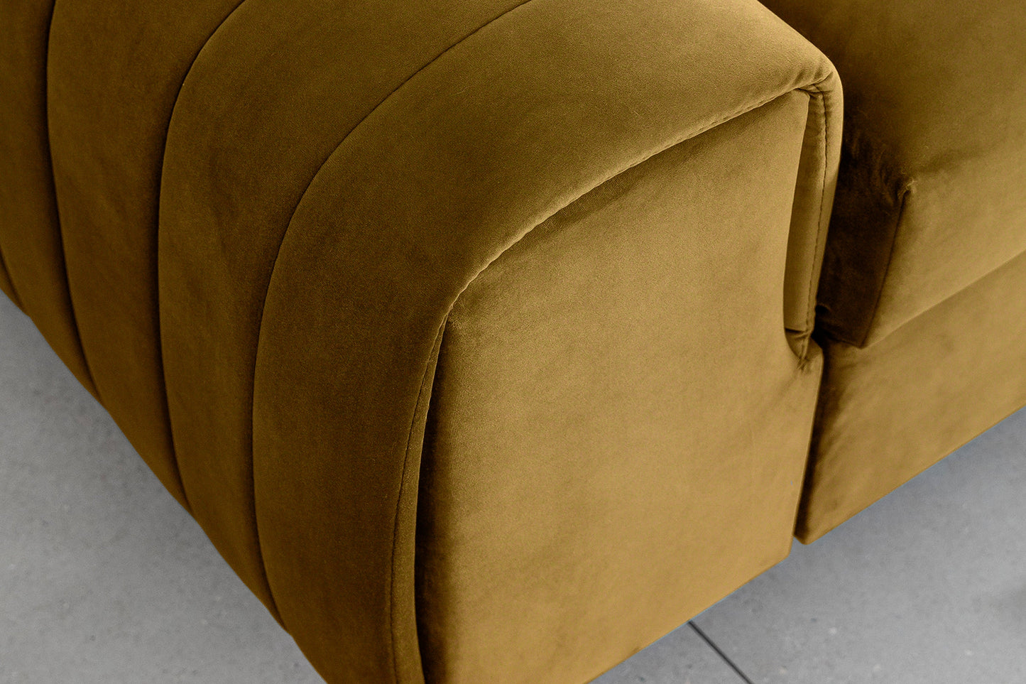Laurence 3-Sitzer Schlafsofa aus Samt – Senf