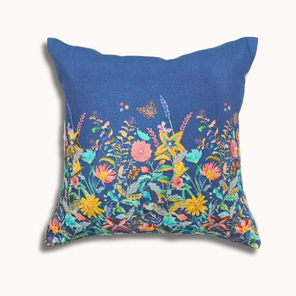 16x16" Blauer bestickter Kissenbezug mit Blumenmuster – Mehrfarbige Borte, Rückseite aus Papiertseid