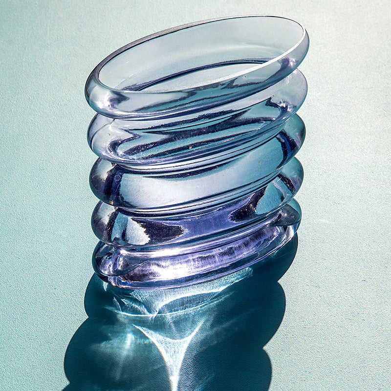 Wiederholte Glasvase – Mundgeblasenes, welliges blau-violettes Design