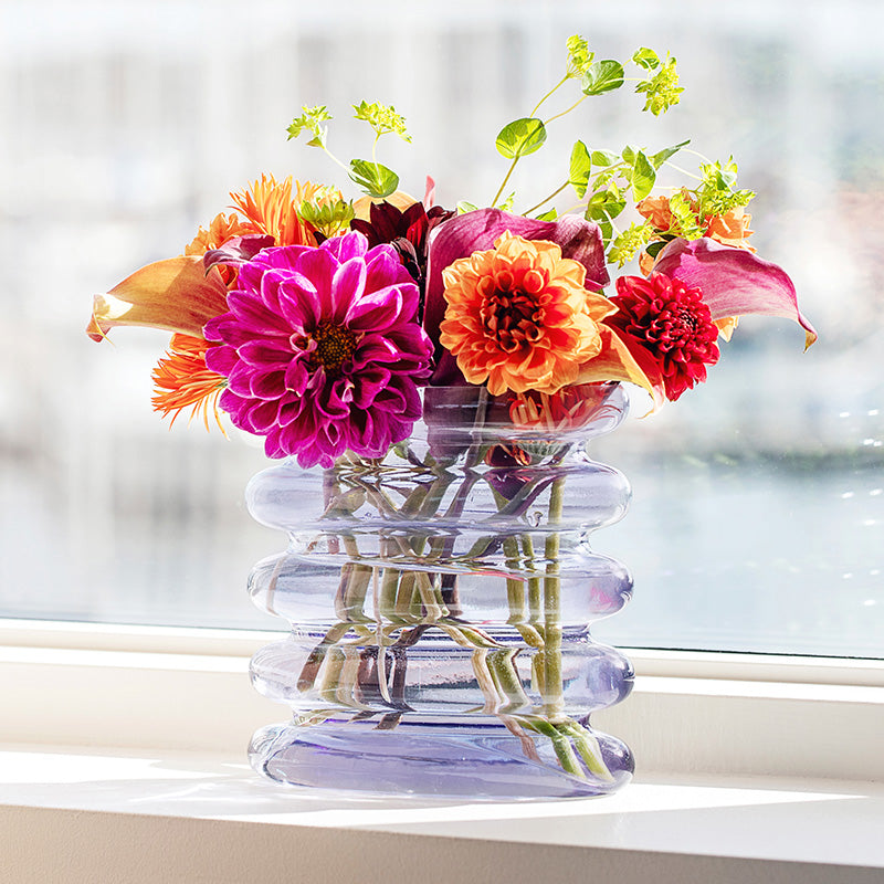 Wiederholte Glasvase – Mundgeblasenes, welliges blau-violettes Design
