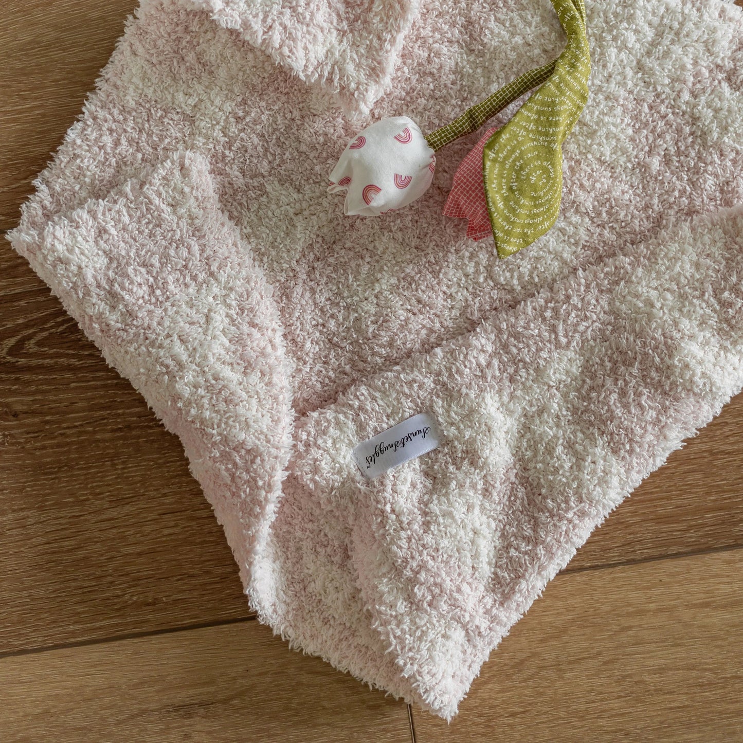 Primelrosa und Off-White Vintage Blumen-Kuscheltuch