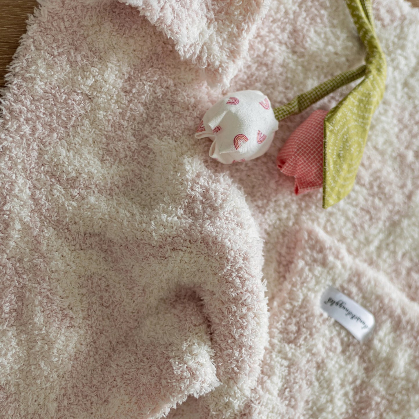 Primelrosa und Off-White Vintage Blumen-Kuscheltuch