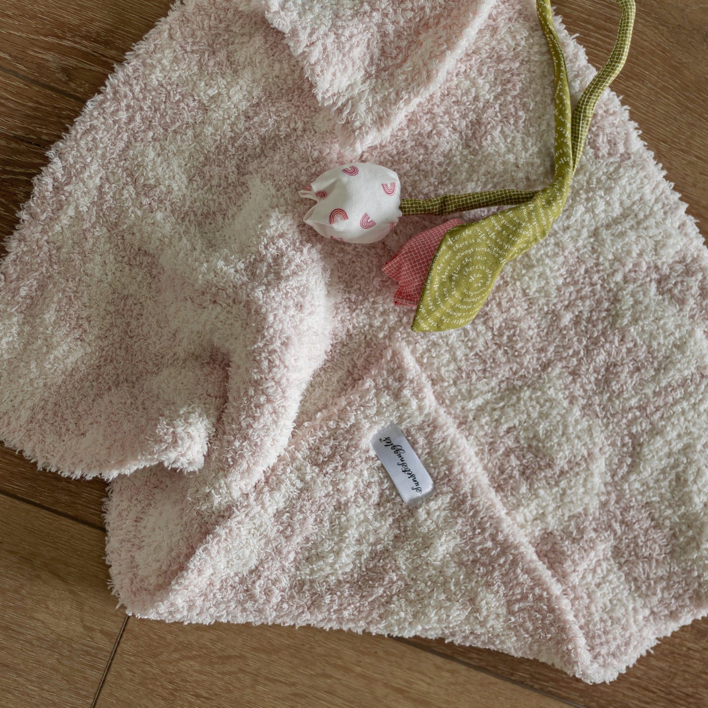 Primelrosa und Off-White Vintage Blumen-Kuscheltuch