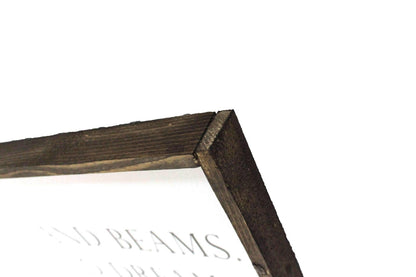 Ein Haus ist aus Wänden und Balken Holzschild