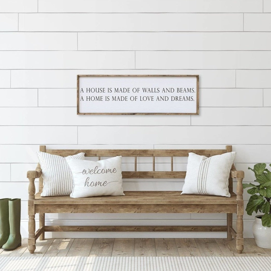 Ein Haus ist aus Wänden und Balken Holzschild